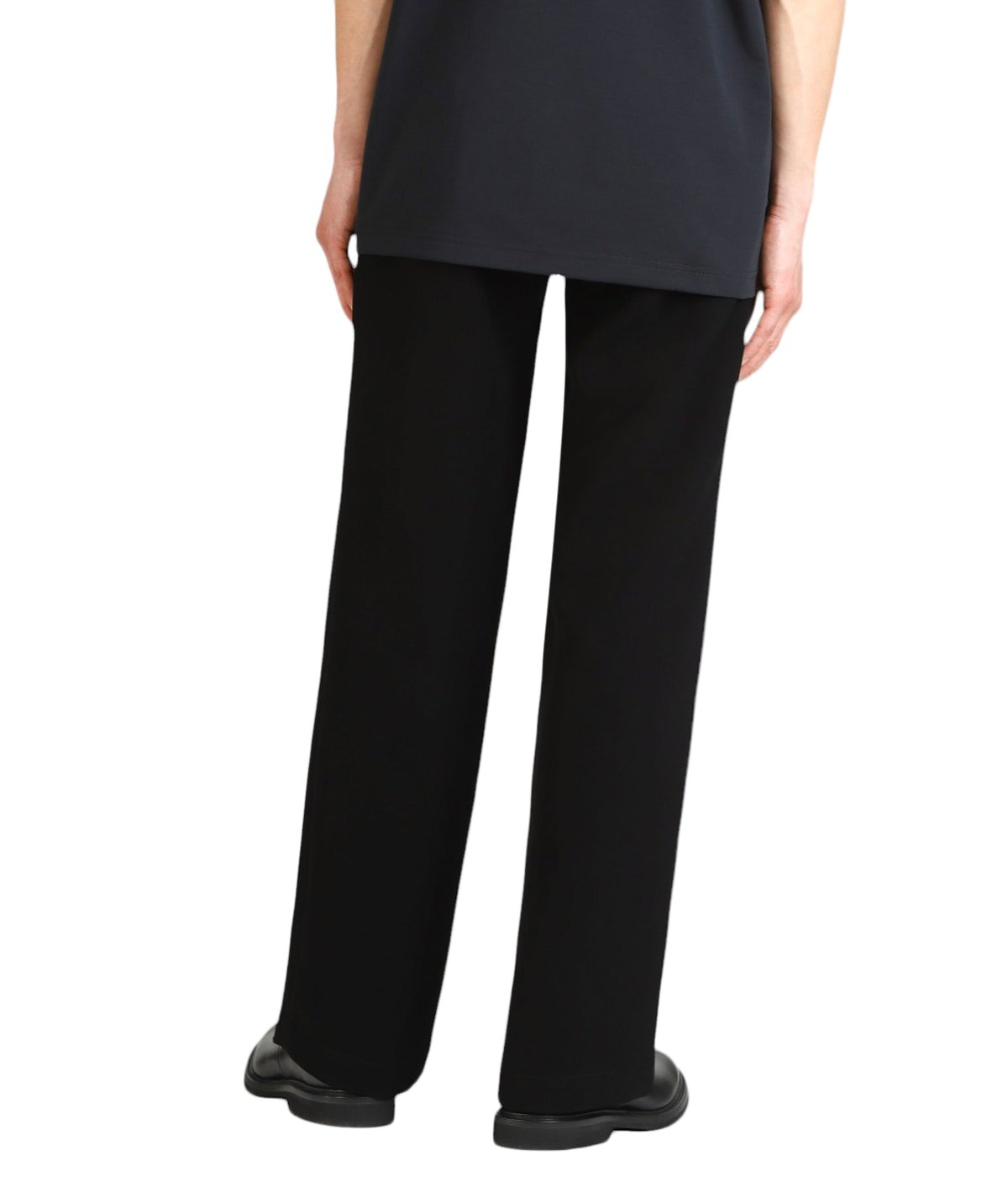model（184cm / 63kg）B85 W80 H102 着用サイズ：38